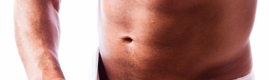 Маж го зголемува пенисот со помош на вакуумска пумпа